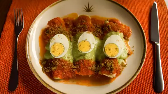 El papadzul es un platillo emblemático de origen maya en la Península de Yucatán El papadzul es un platillo emblemático de origen maya en la Península de Yucatán
