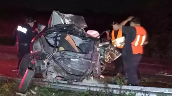 El automóvil quedó destrozado ante el fuerte impacto contra el muro de contención El automóvil quedó destrozado ante el fuerte impacto contra el muro de contención