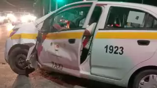Imprudente taxista ocasiona choque en Chetumal