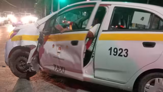 Taxista ocasiona choque en Chetumal por la colonia Arboledas.
