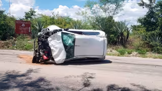 Septuagenaria fallece al colisionar el taxi en el que se transportaba con su hijo y un menor de edad