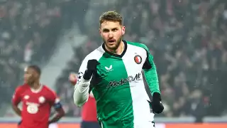 Feyenoord acepta segunda oferta del Milan por Santi Giménez