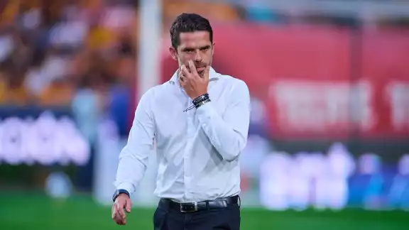 A pesar de negar que dejaría Chivas, este jueves el club lo oficializó A pesar de negar que dejaría Chivas, este jueves el club lo oficializó