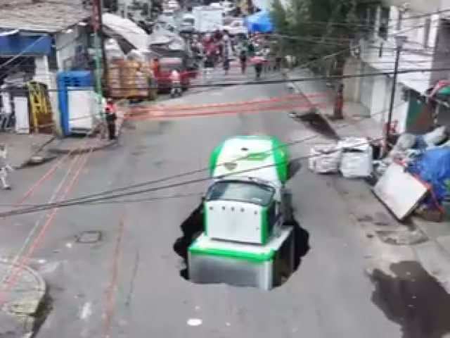 Camión repartidor de refrescos es devorado por la tierra en Iztapalapa