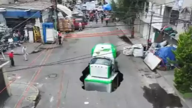 Camión repartidor de refrescos es devorado por la tierra en Iztapalapa