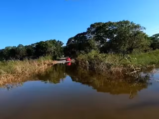Una lámina de agua obliga a las personas a pasar a pie.