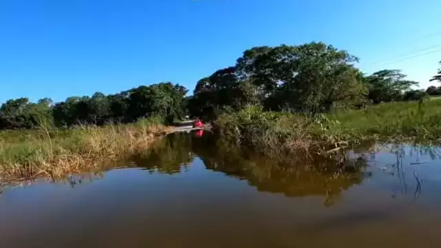 Una lámina de agua obliga a las personas a pasar a pie.