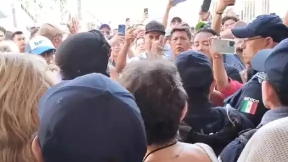 Los ánimos se caldearon cuando la presidenta de casilla de la sección 092, salió acompañada de la fuerza pública Los ánimos se caldearon cuando la presidenta de casilla de la sección 092, salió acompañada de la fuerza pública