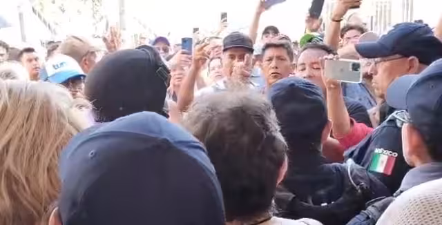 Los ánimos se caldearon cuando la presidenta de casilla de la sección 092, salió acompañada de la fuerza pública