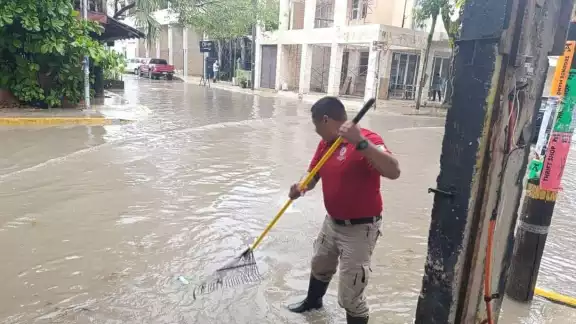 Para evitar daños y complicaciones, autoridades y cuerpos de emergencia comenzaron a limpiar alcantarillas Para evitar daños y complicaciones, autoridades y cuerpos de emergencia comenzaron a limpiar alcantarillas