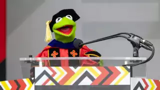 Rana René da viral discurso a graduados en universidad de EU