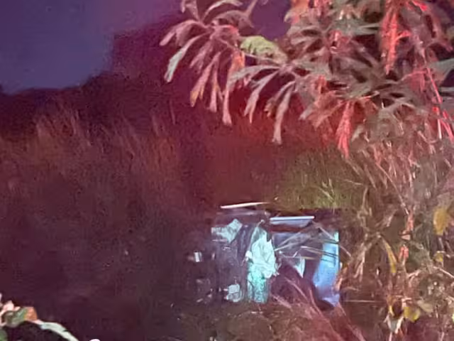 El conductor del vehículo perdió el control después de intentar rebasar un auto.