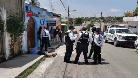 Un hombre sometió a un presunto ladrón tras seguirlo por varios sectores de la ciudad, después de que este robara el celular de una mujer. Un hombre sometió a un presunto ladrón tras seguirlo por varios sectores de la ciudad, después de que este robara el celular de una mujer.