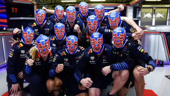 El equipo de Red Bull se pone muy mexicano previo a la calificación El equipo de Red Bull se pone muy mexicano previo a la calificación