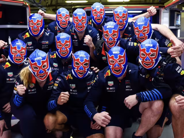 El equipo de Red Bull se pone muy mexicano previo a la calificación