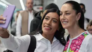 Se retrasa vuelo de Claudia Sheinbaum y aprovecha para tomarse fotos con simpatizantes