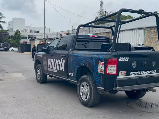 Los sujetos se encontraban a bordo de una camioneta polarizada; uno de los detenidos contaba con orden de aprehensión