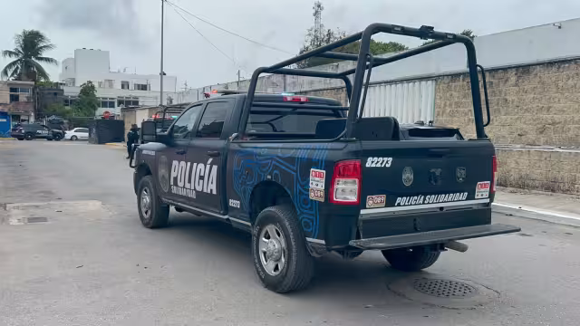 Los sujetos se encontraban a bordo de una camioneta polarizada; uno de los detenidos contaba con orden de aprehensión