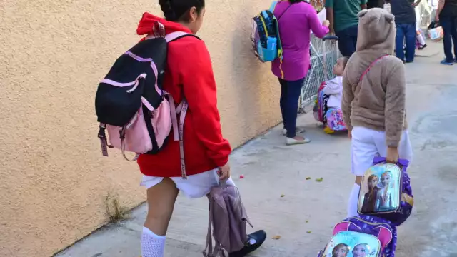 Se recomienda abrigar bien a los niños para que no se resfríen
