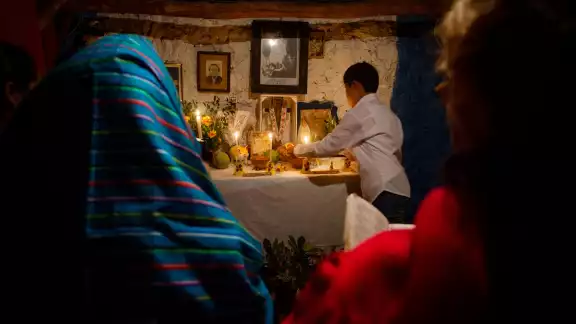 El bix mes, el 30 de noviembre, cierra definitivamente las festividades, guiando a las ánimas al inframundo con velas y ofrendas