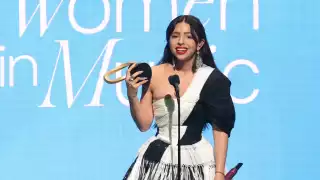 Ángela Aguilar recibe premio 'Breakthrough' con discurso que desata especulaciones sobre Cazzu