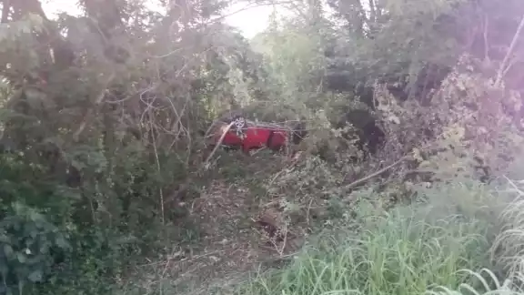 La camioneta terminó volcada en la maleza luego de salvarse de un impacto mayor. La camioneta terminó volcada en la maleza luego de salvarse de un impacto mayor.