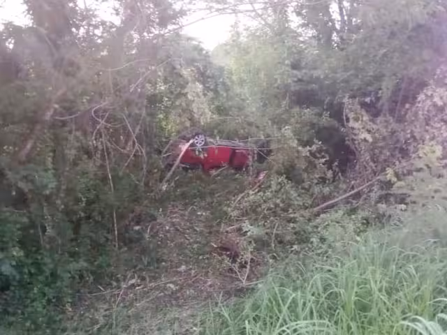 La camioneta terminó volcada en la maleza luego de salvarse de un impacto mayor.