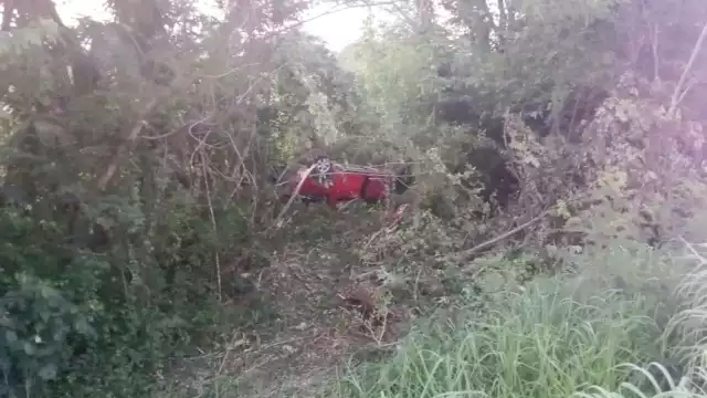 La camioneta terminó volcada en la maleza luego de salvarse de un impacto mayor.