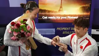 Tras ganar el Oro en bádminton,  le proponen matrimonio a atleta china en París 2024