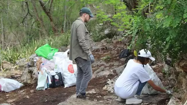 En casos más graves se han encontrado cenotes muy contaminados, porque las comunidades los han usado por años como basureros comunitarios