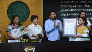 Recibe premio 'María Lavalle Urbina' la poeta campechana Briceida Cuevas Cob
