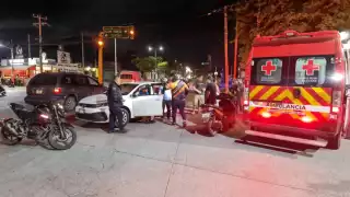 Paramédicos atienden a dos personas tras fuerte accidente en Campeche