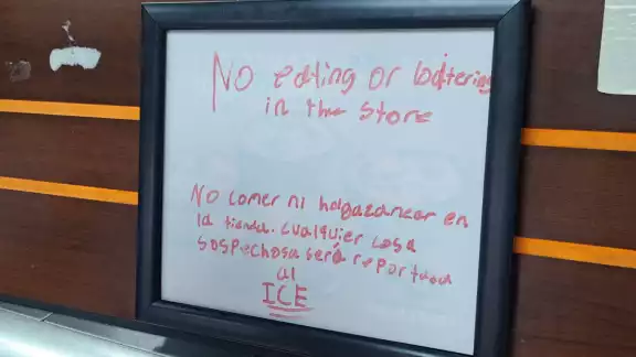 Gerente de Little Caesars amenaza a migrantes con reportarlos a ICE