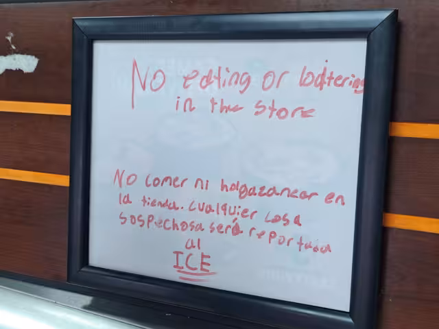 Gerente de Little Caesars amenaza a migrantes con reportarlos a ICE