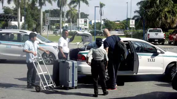 Otra petición de la gente es la capacitación continua de los conductores, pues la calidad del servicio no está a la altura del destino turístico Otra petición de la gente es la capacitación continua de los conductores, pues la calidad del servicio no está a la altura del destino turístico