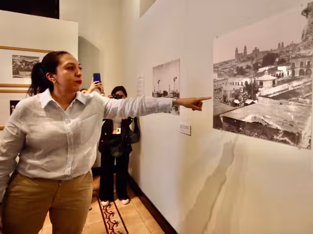 Las autoridades realizaron el corte de listón y los asistentes recorrieron la exposición acompañados de la coordinadora de la fototeca