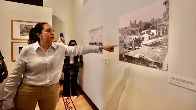 Las autoridades realizaron el corte de listón y los asistentes recorrieron la exposición acompañados de la coordinadora de la fototeca