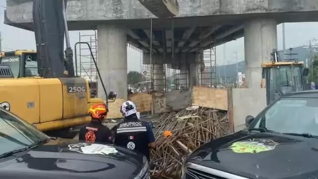 Armaban un castillo para una viga y un muro de contención en la carretera a García y Luis Donaldo Colosio.