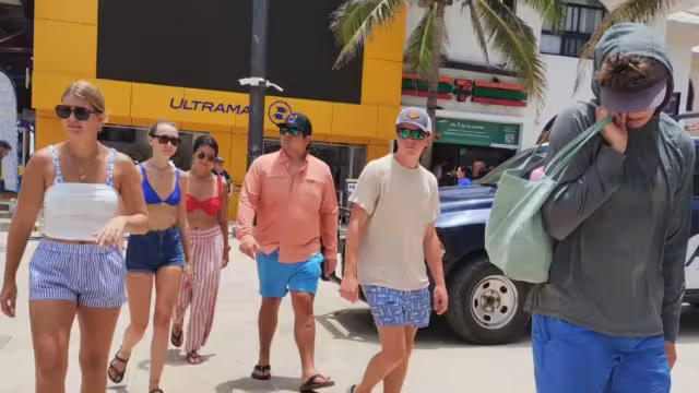 Visitantes extranjeros llegan a Playa del Carmen