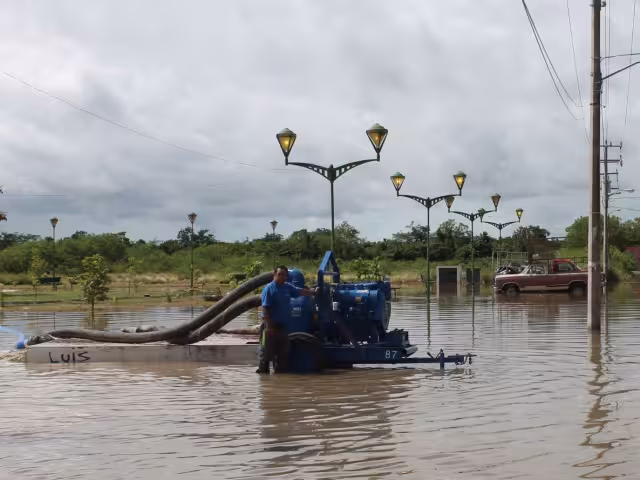 Continúa el bombeo para desalojar el agua.