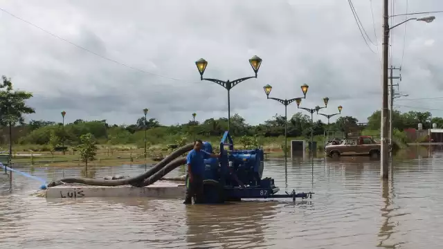 Continúa el bombeo para desalojar el agua.