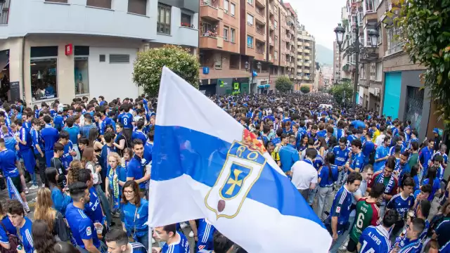 La afición del Real Oviedo se lanzó a las calles para apoyar a su equipo.