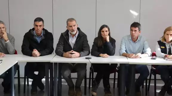 Reyes de España reciben crtícias tras su visita a Valencia