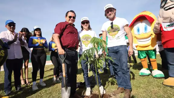 Gobernador Huacho Díaz Mena encabeza trabajos de reforestación Gobernador Huacho Díaz Mena encabeza trabajos de reforestación