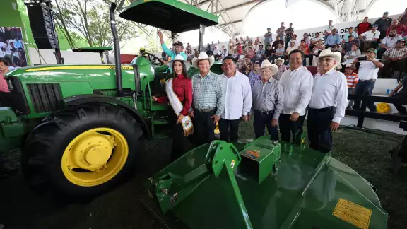 Joaquín Díaz Mena hace entrega de equipo en Día del Productor de Campo. Joaquín Díaz Mena hace entrega de equipo en Día del Productor de Campo.