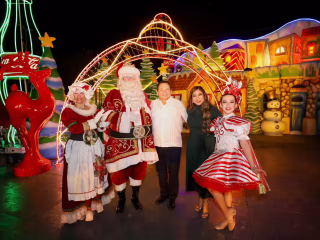 Gobernador Joaquín Díaz Mena enciende árbol de Navidad