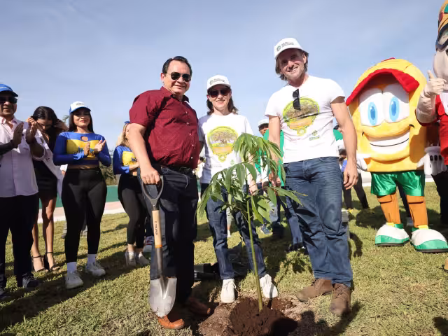 Gobernador Huacho Díaz Mena encabeza trabajos de reforestación