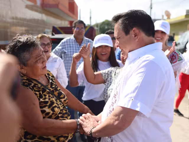 El Gobernador de Yucatán, Joaquín Díaz Mena, inició una jornada de entrega de despensas en Progreso para apoyar a las familias más necesitadas