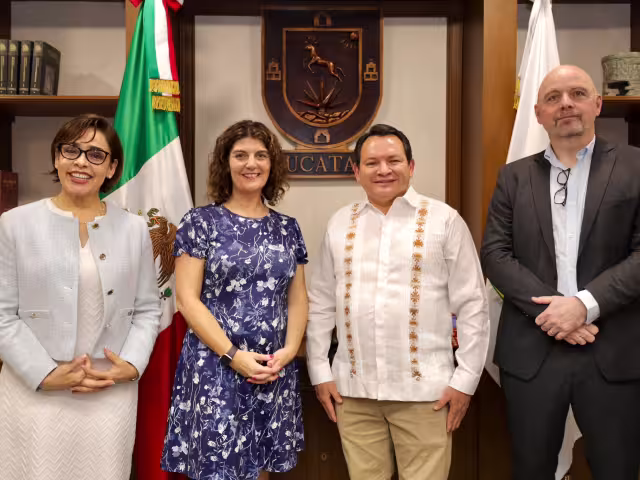 El gobernador de Yucatán, Joaquín Díaz Mena, se reunió con representantes de la Embajada Británica para discutir colaboraciones en energías limpias, inversión y educación