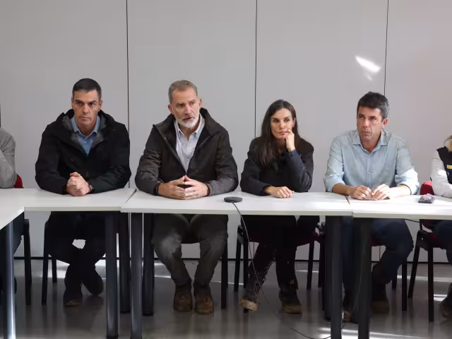 Reyes de España reciben crtícias tras su visita a Valencia